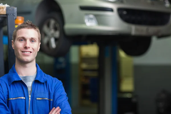 Confident male auto mechanic — Stock Photo, Image