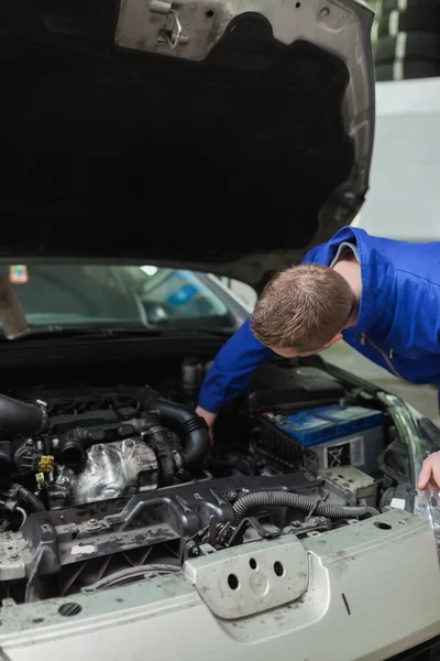 Mechanik pracujący pod maską samochodu — Zdjęcie stockowe