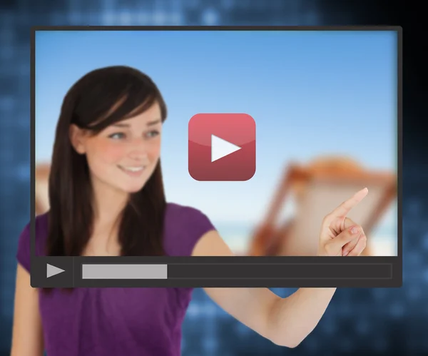 Femme pointant sur l'écran tactile avec vidéo — Photo