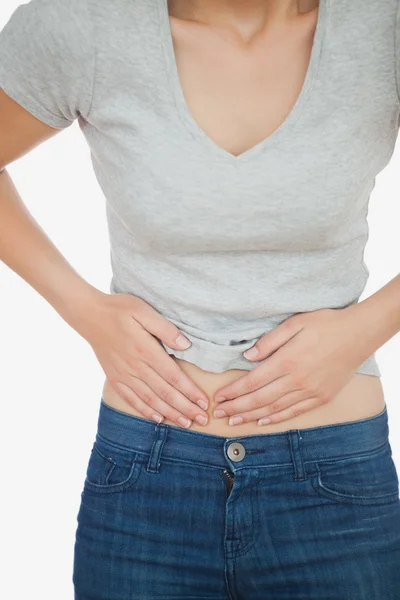 Mujer con dolor abdominal — Foto de Stock