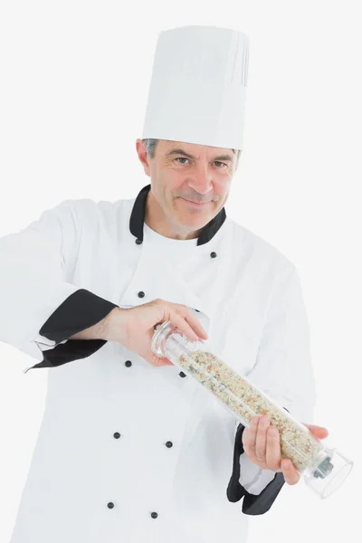 Chef confiante usando moinho de pimenta — Fotografia de Stock