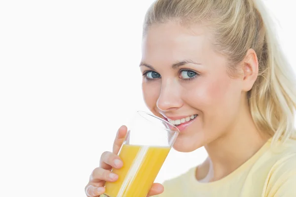 Retrato de mujer feliz bebiendo jugo de naranja — Foto de Stock