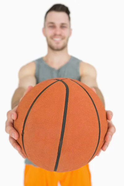 Porträtt av glad ung man med basket — Stockfoto