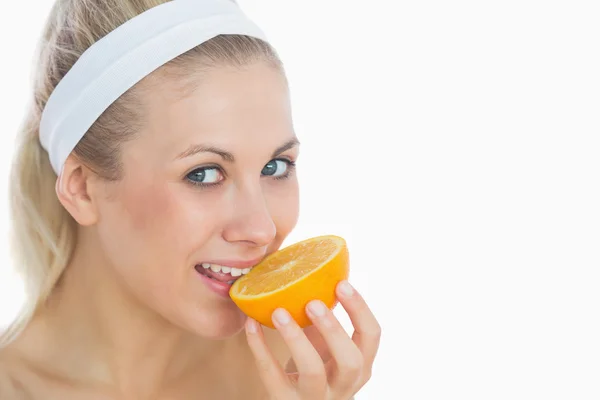 Mulher mordendo fatia de laranja — Fotografia de Stock