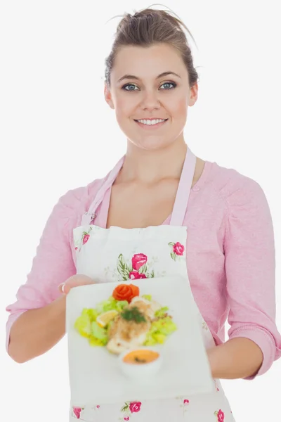 Frau in Schürze hält Schüssel mit gesundem Essen — Stockfoto