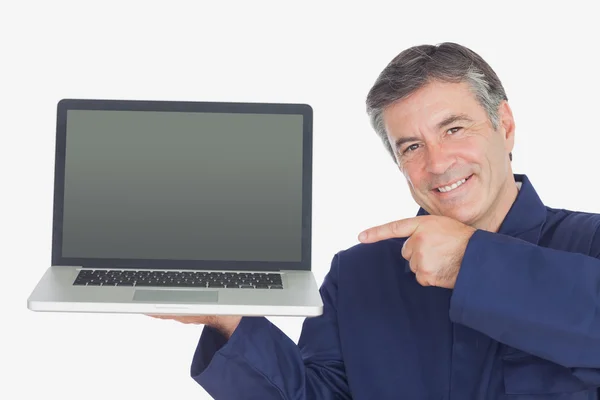 Mekaniker pekar på laptop — Stockfoto