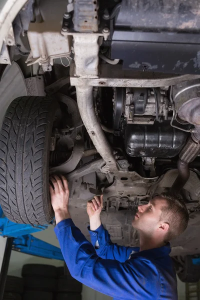 Mechaniker arbeitet unter Auto — Stockfoto
