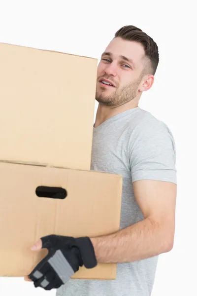 Portret van moe jonge man uitvoering pakket boxes — Stockfoto