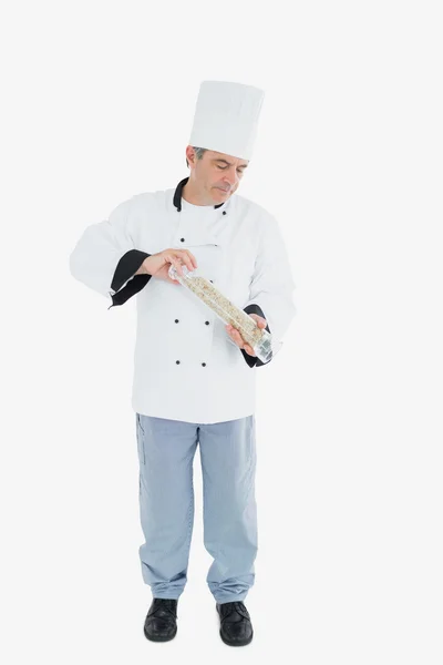 Шеф-кухар, що використовує перець млин — стокове фото