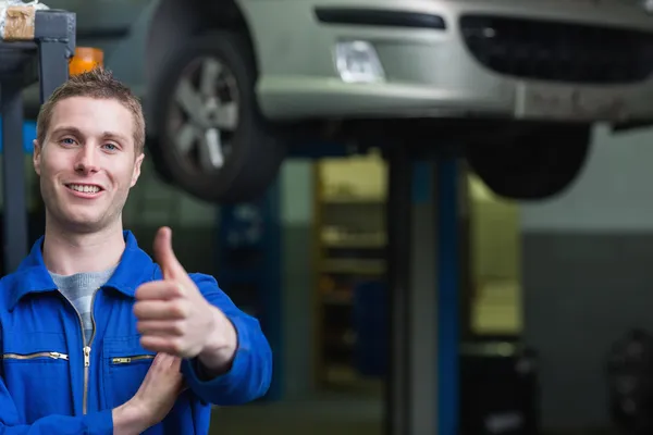 Auto mechanic gebaren duimschroef opwaarts — Stockfoto