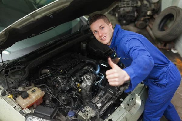 Car mechanic gesturing thumbs up — Stock Photo, Image