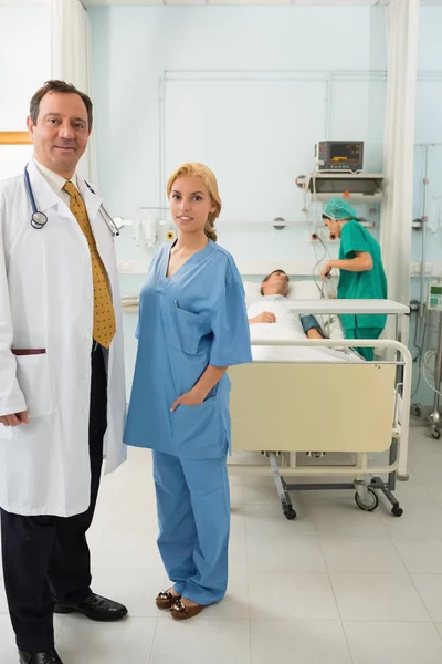 Arzt und Krankenschwester stehen im Krankenhauszimmer — Stockfoto