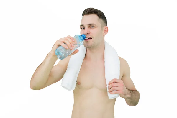 Portret van een jonge man drinkwater met de handdoek rond hals — Stockfoto