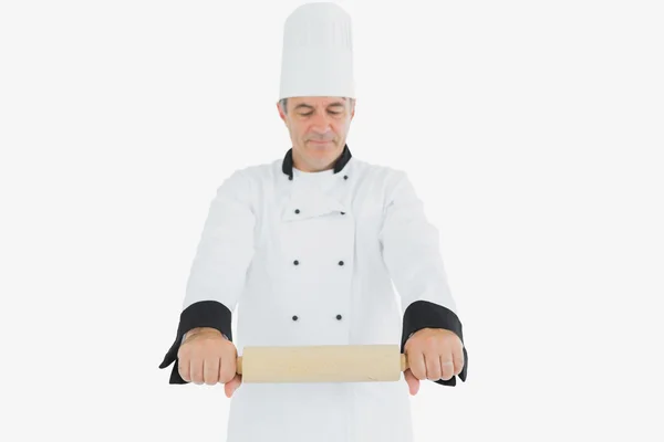 Chef maschio che tiene il mattarello — Foto Stock