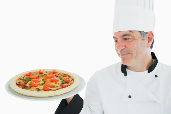 Happy chef looking at pizza — Stock Photo, Image