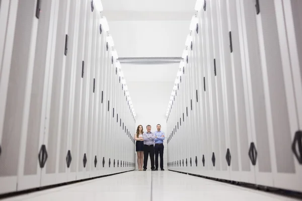 廊下の端に立っている 3 人の技術者 — ストック写真