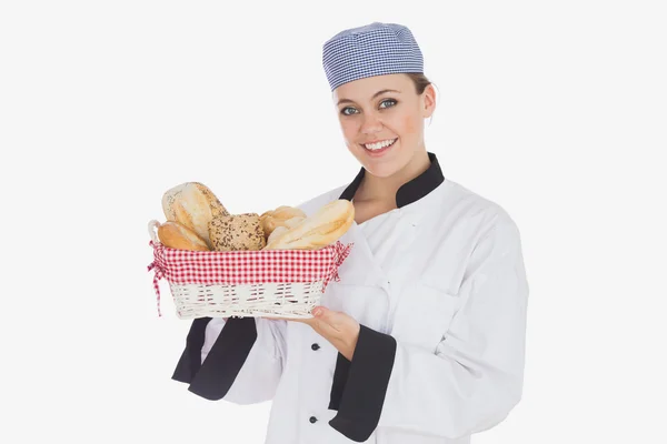 Mulher em uniforme de chef com cesta de pão — Fotografia de Stock