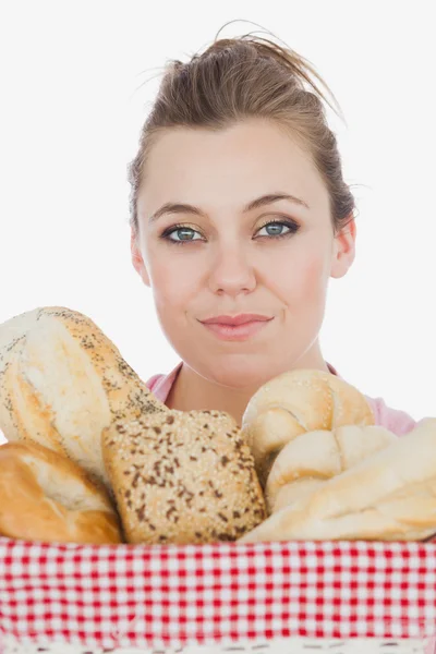 Junge Frau mit verschiedenen Brotsorten — Stockfoto