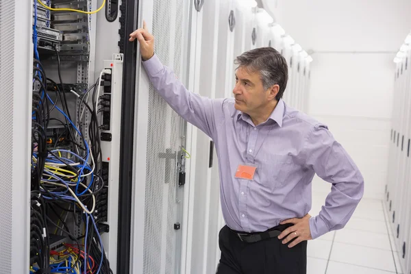 Tekniker försöka reparera servern — Stockfoto
