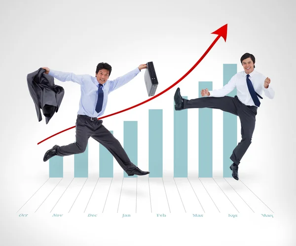Zwei Geschäftsleute springen vor einem Hintergrund — Stockfoto