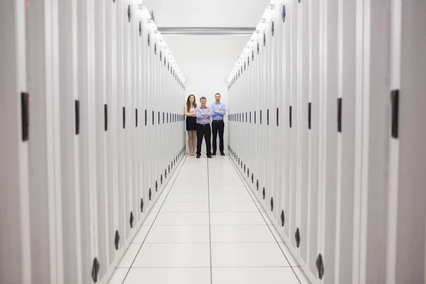 De pie en el pasillo del centro de datos — Foto de Stock