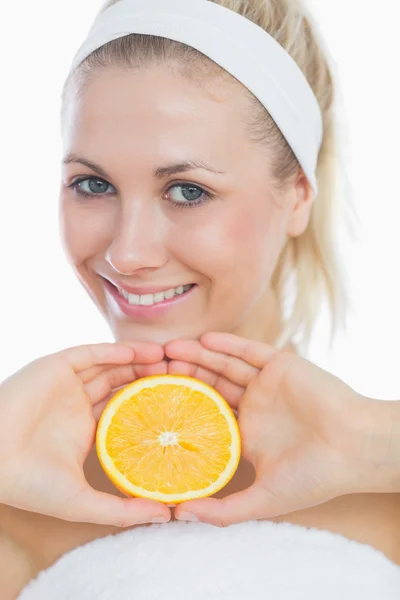 Feliz joven mujer sosteniendo rebanada de naranja —  Fotos de Stock