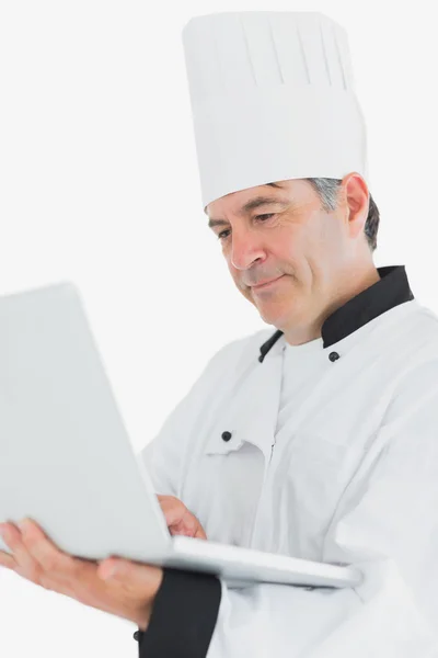Крупним планом шеф-кухар за допомогою ноутбука — стокове фото