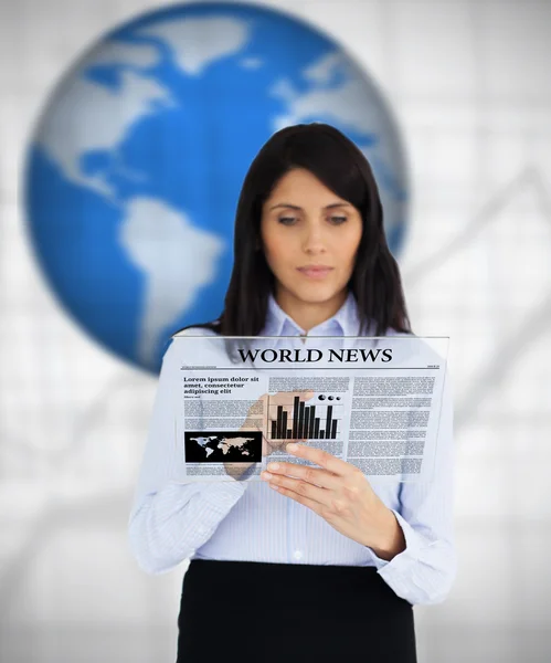 Geschäftsfrau liest virtuelle Zeitung — Stockfoto