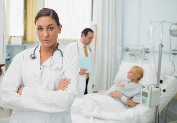 Femmina medico piegando le braccia — Foto Stock