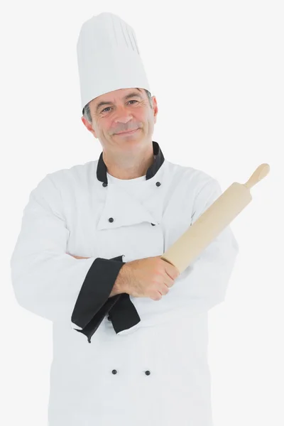 Homem de uniforme chef segurando rolo pin — Fotografia de Stock