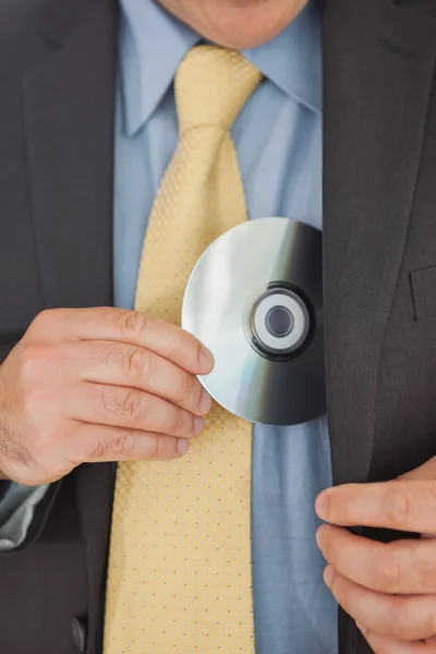 Empresário colocando CD em seu bolso — Fotografia de Stock