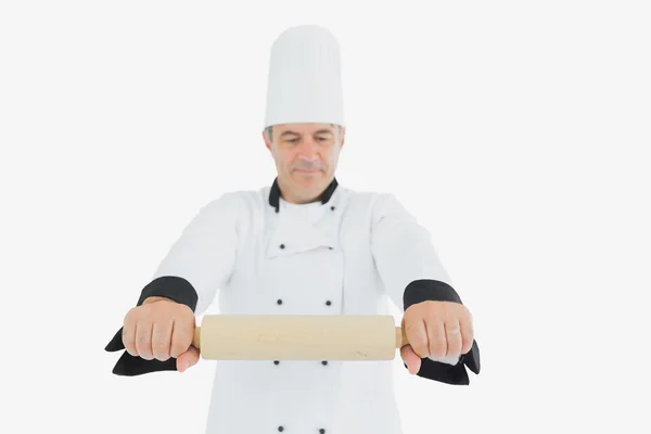 Chef masculino segurando rolo pin — Fotografia de Stock