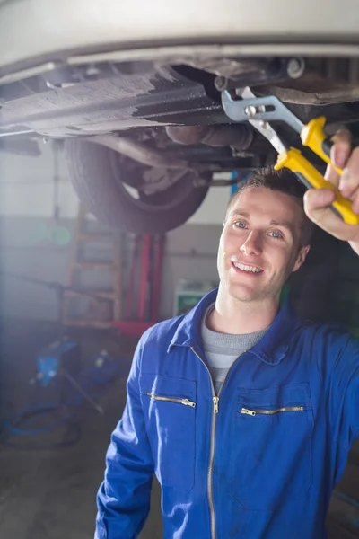 Happy male mechanic repairing car — Stock Photo, Image