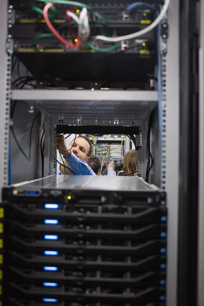 Eletricistas fixando fios no corredor — Fotografia de Stock