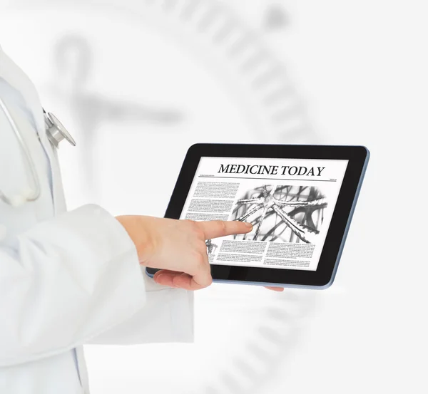 Dijital tablet üzerinde işaret eden doktor — Stok fotoğraf
