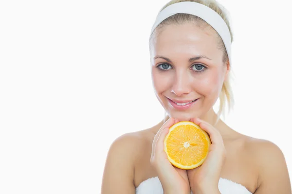 Happy woman holding slice of orange — Stock Photo, Image