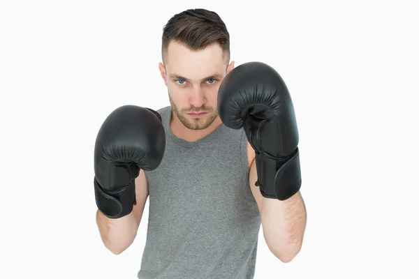 Retrato de un joven en posición de boxeo — Foto de Stock
