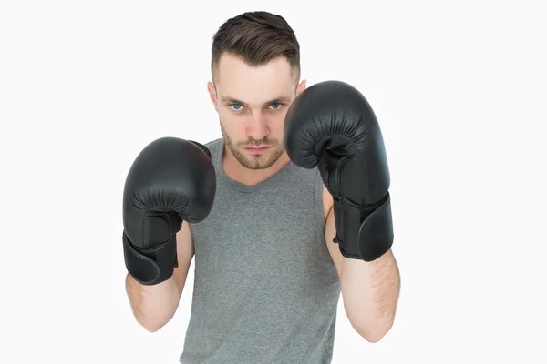 Porträtt av ung man i boxning hållning — Stockfoto