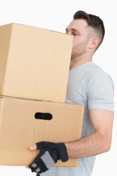 Ung man transporterar paket lådor — Stockfoto