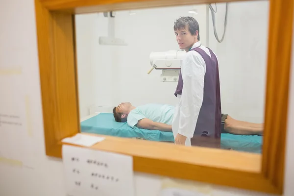 Вид на врача, делающего рентгенографию через окно — стоковое фото