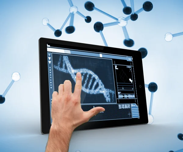 Рука касается ДНК на цифровом планшете — стоковое фото