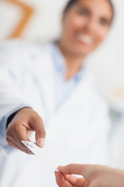 Farmacéutico sonriente dando Rx prescripción a un cliente — Foto de Stock