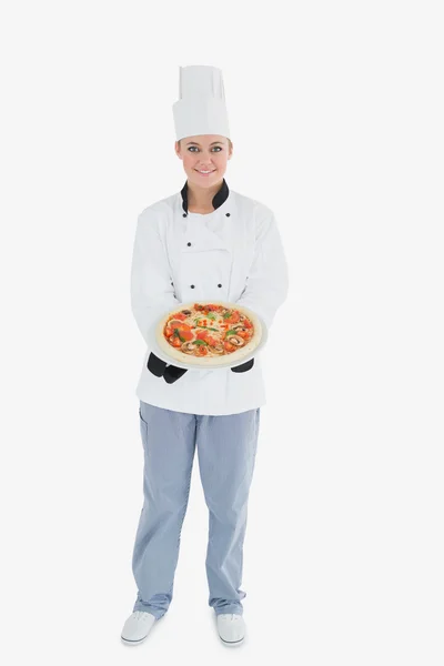 Kobieta szef kuchni oferuje pizzę — Zdjęcie stockowe