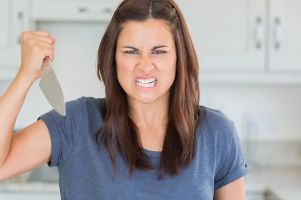 O femeie care ține un cuțit — Fotografie, imagine de stoc