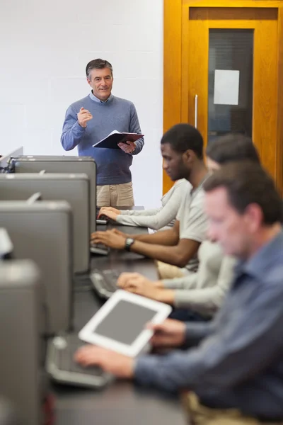 Lehrer im Gespräch mit seiner Computerklasse — Stockfoto