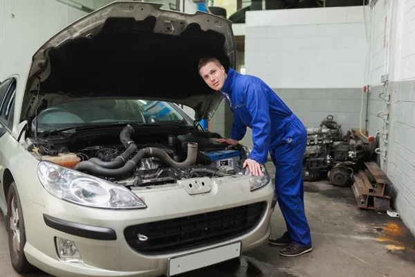 Mechanik badanie silnika samochodu — Zdjęcie stockowe