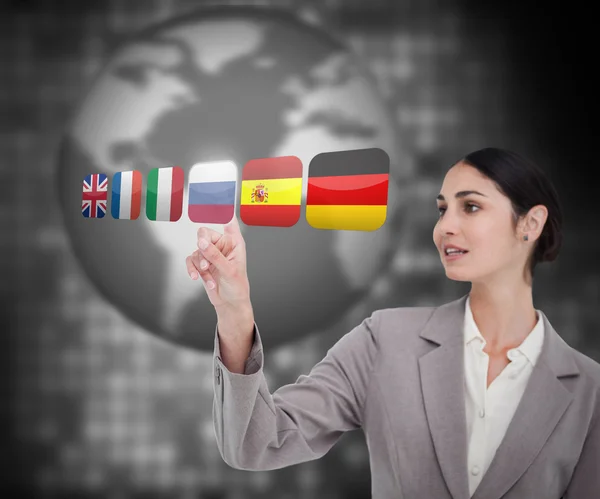 Mujer de traje eligiendo bandera rusa en pantalla táctil — Foto de Stock