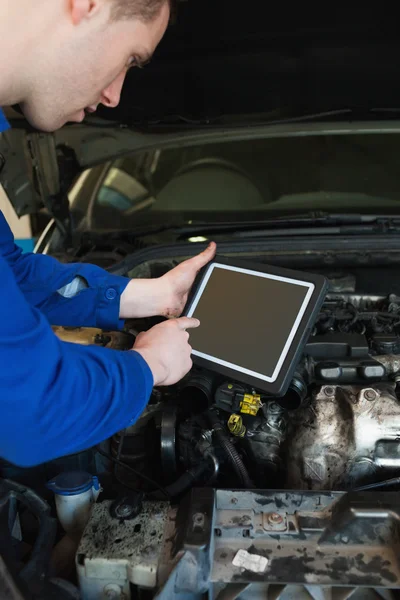 Automonteur door auto met behulp van tablet pc — Stockfoto