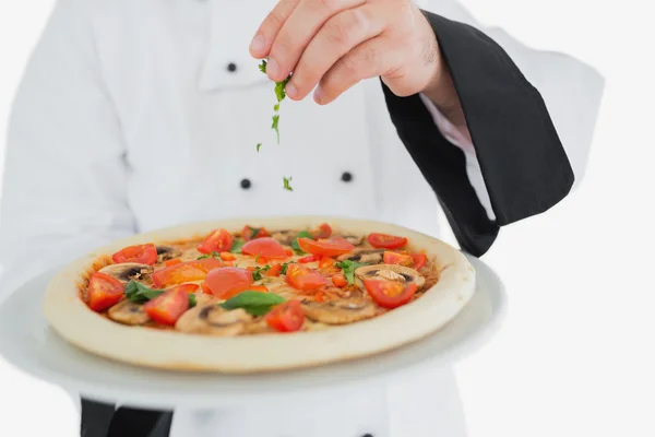 Koch garniert Pizza — Stockfoto