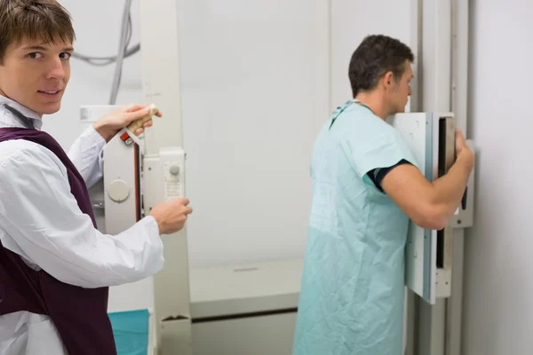 Patient mit einem Röntgenbild der Lunge — Stockfoto